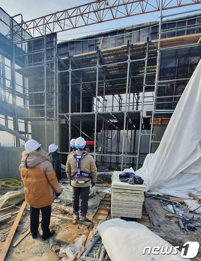 전남 나주시가 겨울철 대형 건축물 공사 현장 사고 예방을 위한 안전점검에 나섰다. © News1