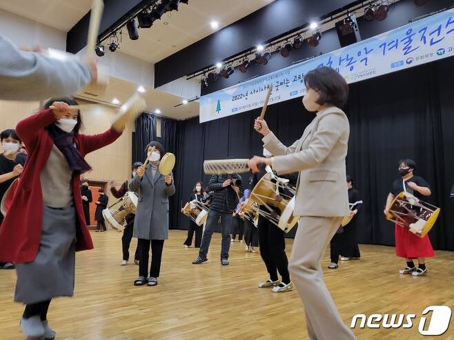 18일 전북 고창군 농악전수관을 방문한 김혜경씨가 연수생들과 함께  농악장단에 맞춰 소고춤을 추고 있다. 2022.01.18© 뉴스1 박제철 기자