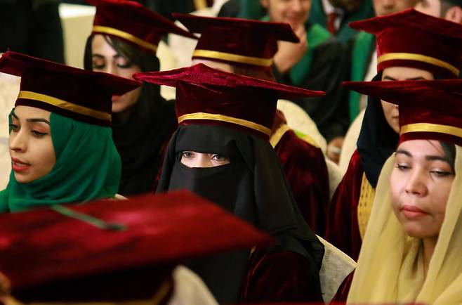지난해 12월 28일 아프가니스탄 수도 카불의 한 대학교에서 열린 졸업식에 학사모를 쓴 여학생들이 참석했다. 졸업생 200명 중 여학생은 60명이었다. /EPA 연합뉴스