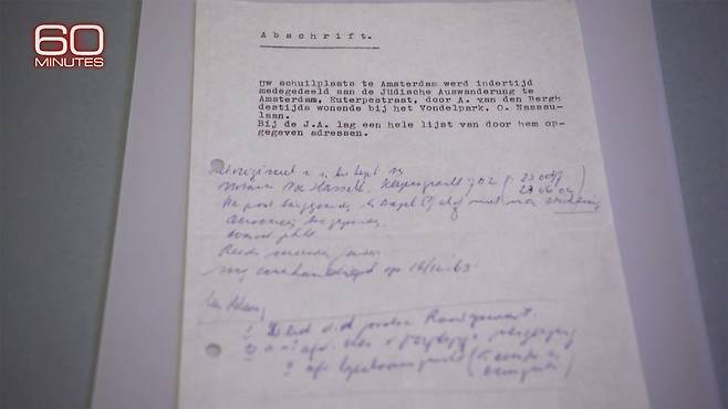 안네의 아버지 오토 프랑크가 남긴 공책 중 일부. 이 공책에는 아놀드 판 덴 베르그를 밀고자로 의심하는 내용이 포함됐다. /CBS