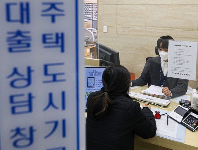 서울 중구 NH농협은행 본점에 창구에서 고객이 대출상담을 받고 있다. ⓒ 뉴시스