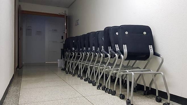 서울 여의도 대하빌딩 9층 복도에 네트워크본부 사무실에서 사용하던 의자들이 정리돼 놓여 있다. 김혜윤 기자