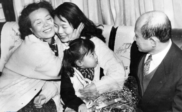 막내딸 임수경(왼쪽 둘째)양이 투옥 3년 6개월 만인 1992년 12월24일 석방되어 어머니 김정은(맨 왼쪽), 아버지 임판호(맨 오른쪽)씨, 조카 등 가족들과 기쁨을 나누고 있다. 박용수씨 제공