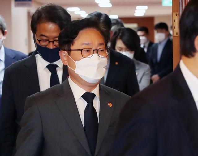 박범계 법무부 장관이 18일 오전 서울 종로구 정부서울청사에서 국무회의에 참석하고 있다. 뉴시스