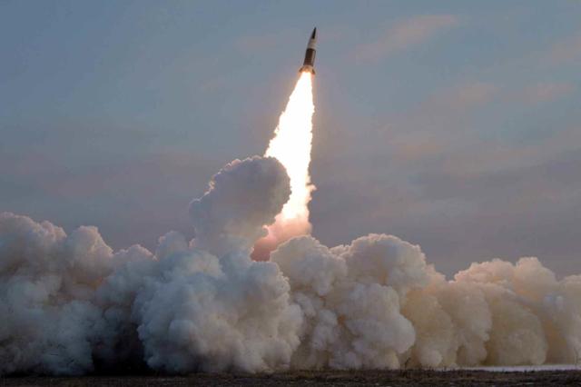 북한이 17일 평양 순항비행장 일대에서 동해상으로 단거리 탄도미사일 KN-24를 발사하고 있다. 평양=노동신문 뉴스1