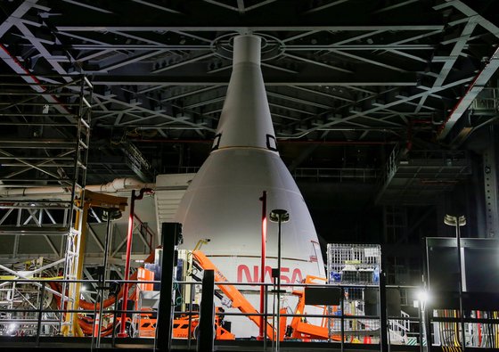지난해 11월 미국 항공우주국(나사) 아르테미스 프로그램의 달 탐사 로켓이 미국 플로리다주 케네디 우주 센터에 설치돼 있는 모습. 로이터=연합뉴스