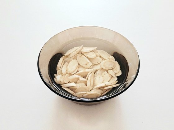 우엉은 찬물에 담가 특유의 떫은 맛을 제거하는게 좋다. 사진 신혜원