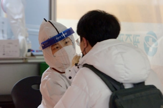 광주 북구보건소 선별진료소에서 한 시민이 진단검사를 받고 있다. /사진=뉴스1