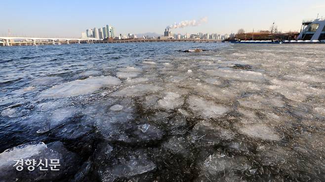 일부 내륙 지역에 한파특보가 발효된 지난 13일 서울 영등포구 마리나선착장 인근 한강이 얼어있다. 권도현 기자