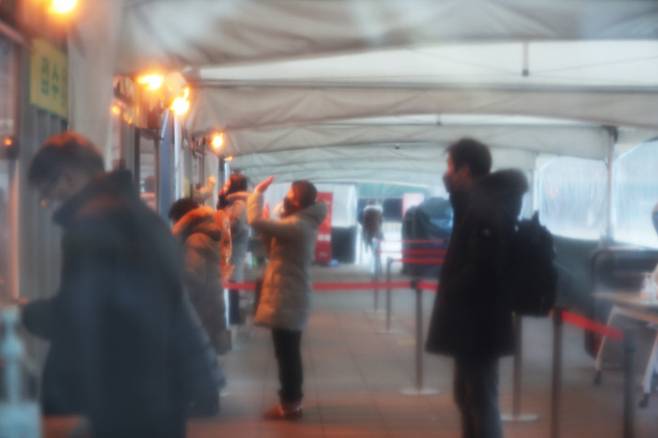 추위 녹이며 검사 기다리는 시민들 서울 중구 서울광장에 마련된 코로나19 임시선별검사소를 찾은 시민들이 18일 검사를 받기 위해 기다리고 있다. 한수빈 기자