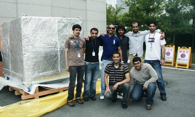 UAE 인재들이 한국 기업에서 인공위성 기술을 배웠다. 우측 상단 첫 번째가 옴란 샤라프(Omran Sharaf) UAE 화성 탐사선 프로젝트 총괄. 사진에 있는 연구진 모두 현재 UAE 우주 분야에서 핵심 리더다. / 사진=무함마드 빈 라시드 우주센터(MBRSC)