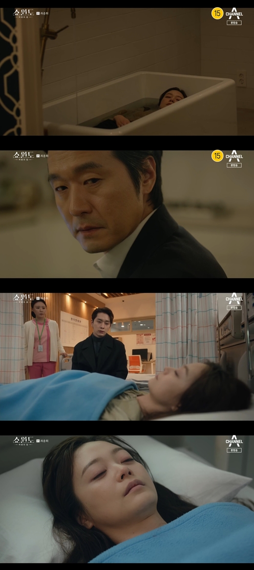 Shin Myung-seop (Lee Sung-jae) attempted to kill Yoon Mi-ra (Jeon So-min).The last episode of Channel As monthly drama Showwindow: The Queens House (played by Han Bo-kyung, directed by Park Hye-young, directed by Kang Sol Park Dae-hee) was broadcast on the 18th.Yoon Mi-ra (Jeon So-min) tried to end everything by dying with Shin Myung-seop (Lee Sung-jae), but was overpowered by Shin Myung-seops power.After losing the lighter to Shin Myung-seop, Yoon Mi-ra lost consciousness, and Shin Myung-seop, who laid him in the bathtub where the water was rising, made the situation as if he had made an extreme choice.It was Han Jeong-won (Hwang Chan-sung), who arrived just in time to save Yun Mi-ra.Meanwhile, Showwindow: The Queens House has been drawing the story of a woman who did not know she was her husbands woman and cheered for an affair.Actors Song Yoon-a, Lee Sung-jae, Jeon So-min, and Hwang Chan-sung have been well received and have written a new history of Channel A ratings.