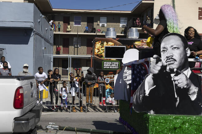 17일(현지시간) 미국 플로리다주 마이애미에서 공휴일인 '마틴 루터킹의 날'을 맞아 기념 퍼레이드가 지나가는 것을 시민들이 구경하고 있다. [AFP]