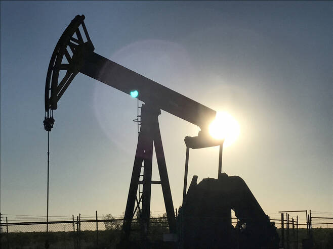 미국 텍사스주 미들랜드 인근 페르미안 유전지대 석유 시추기 모습. [로이터]