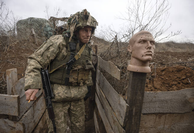 지난 9일(현지시간) 우크라이나 동부 도네츠크 지역에 주둔 중이 우크라이나군 소속 병사가 무장을 한 채 참호 속을 순찰하고 있다. [AP]