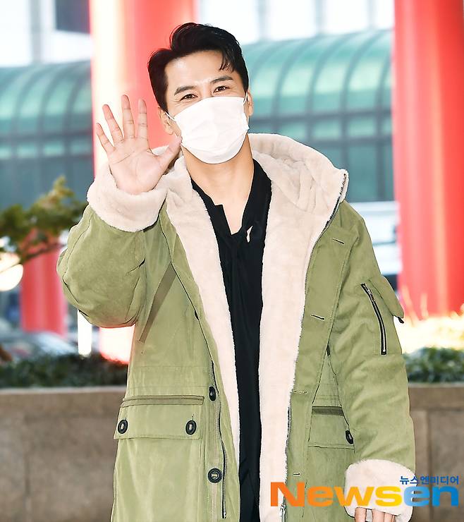 Singer Jang Min-Ho leaves the station after broadcasting KBS AM Plaza on January 18.