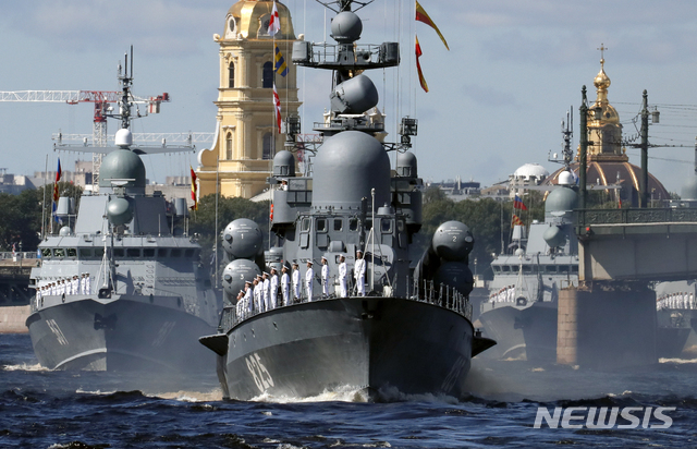 [상트페테르부르크=AP/뉴시스] 지난해 7월26일(현지시간) 러시아 군함들이 해군의 날 기념일을 맞아 상트페테르부르크에서 해상 퍼레이드를 펼치고 있다. 사진은 기사와 무관. 2022.01.18.
