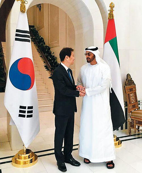 2017년 10월 대통령 비서실장 자격으로 UAE를 방문한 임종석 현 UAE 특임이 무함마드 빈 자이드 알 나흐얀 UAE 왕세제와 악수하고 있다.