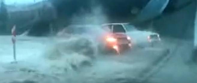 최근 폭우로 물이 가득 찬 남아공 이스트런던 시의 도로 [로이터 동영상 캡처. 재판매 및 DB 금지]