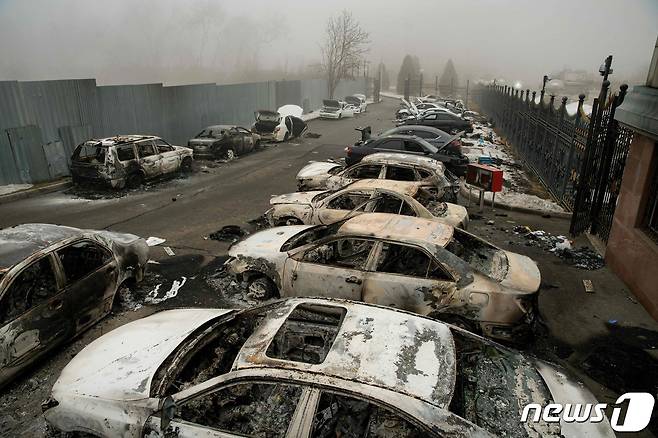6일(현지시간) 카자흐스탄 알마티에서 연료 값 폭등에 항의하는 시위대와 군경이 충돌을 한 뒤 불에 탄 차량들이 보인다. © AFP=뉴스1 © News1 우동명 기자