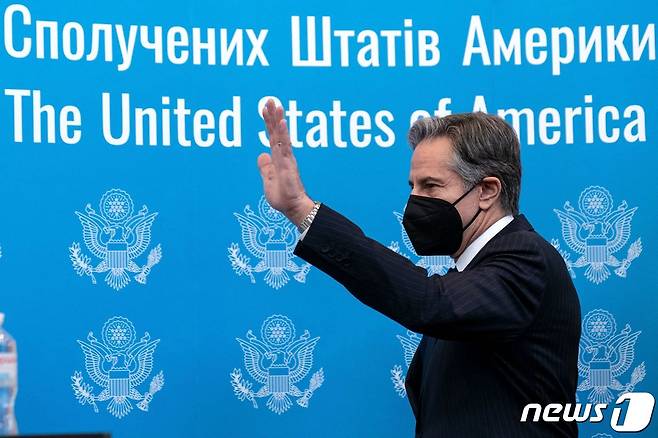 19일 우크라이나 키예프에 도착해 손을 흔들고 있는 토니 블링컨 미국 국무장관. © AFP=뉴스1