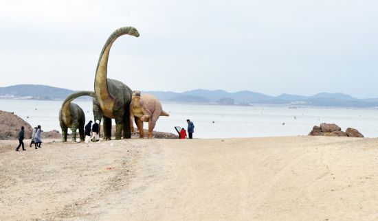 학성리 공룡발자국화석 해변에 있는 공룡조형물