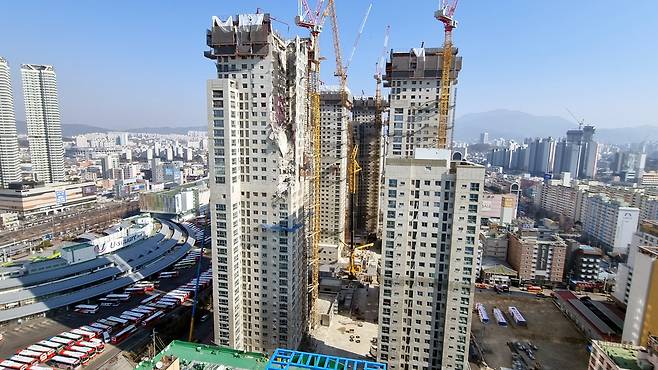 붕괴 사고가 발생한 광주 서구 화정아이파크의 19일 모습. 뒤편으로 광주종합버스터미널(유스퀘어)이 보인다. /고성민 기자