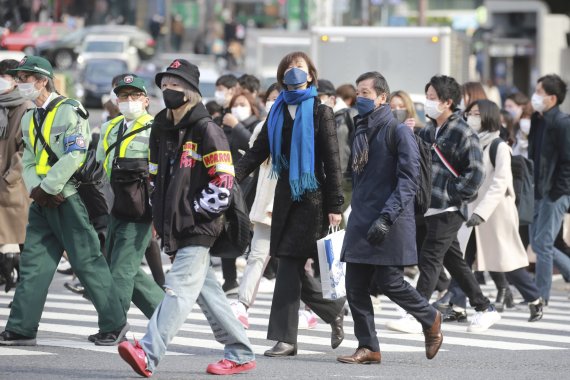 19일 일본 도쿄 거리 모습. 이날 일본 전역의 코로나19 신규 확진자는 4만1485명으로 사상 최다를 기록했다. AP뉴시스