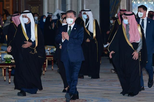 사우디아라비아를 방문 중인 문재인 대통령이 18일 리야드 리츠칼튼 호텔에서 열린 한-사우디 스마트 혁신성장 포럼 행사에 참석하기 위해 행사장에 입장하고 있다. 리야드= 왕태석 선임기자