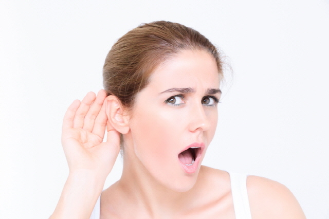 갑작스럽게 소리가 들리지 않거나 이명, 귀 먹먹함 등의 증상이 발생한다면 ‘돌발성 난청’일 수 있다./사진=게티이미지뱅크