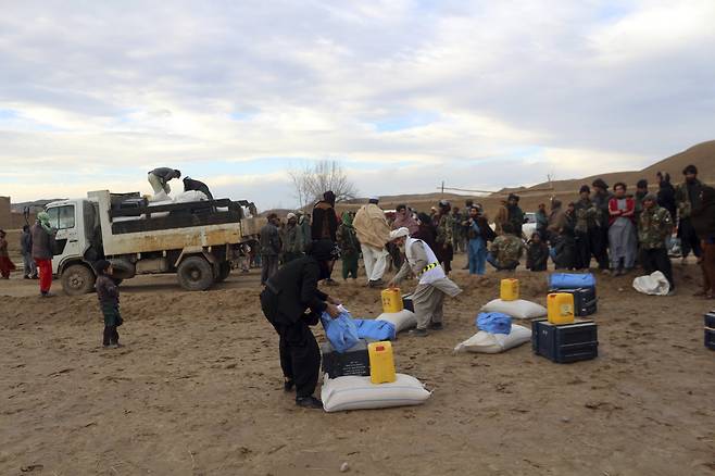 지진 피해를 입은 아프간 주민들이 18일 음식을 공급받고 있다. Abdul Raziq Saddiqi=연합뉴스