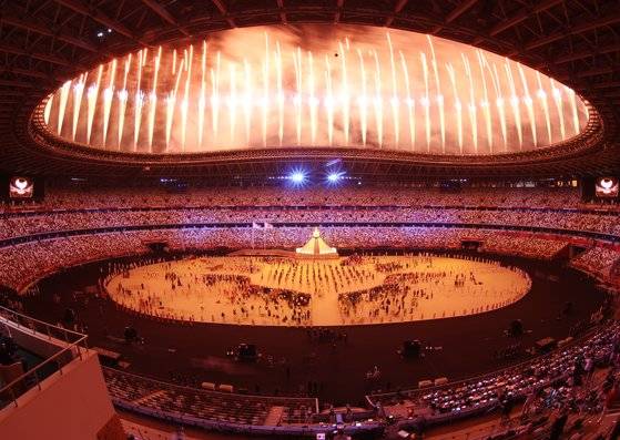 지난해 한일 관계를 둘러싼 이슈 중 온라인에서 가장 많은 관심을 끈 사안은 도쿄올림픽을 계기로 한 문재인 대통령의 일본 방문 여부였다. 사진은 지난해 7월 일본 신주쿠 국립경기장에서 열린 도쿄올림픽 개막식 현장. 연합뉴스