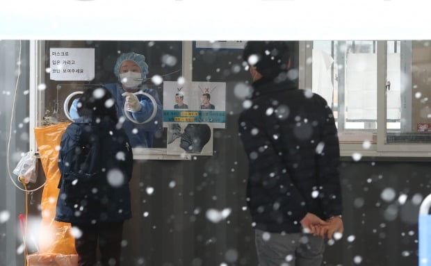 19일 서울역 임시선별진료소에서 폭설이 내리는 가운데 시민이 코로나19 검사를 받고 있다. /사진=뉴스1