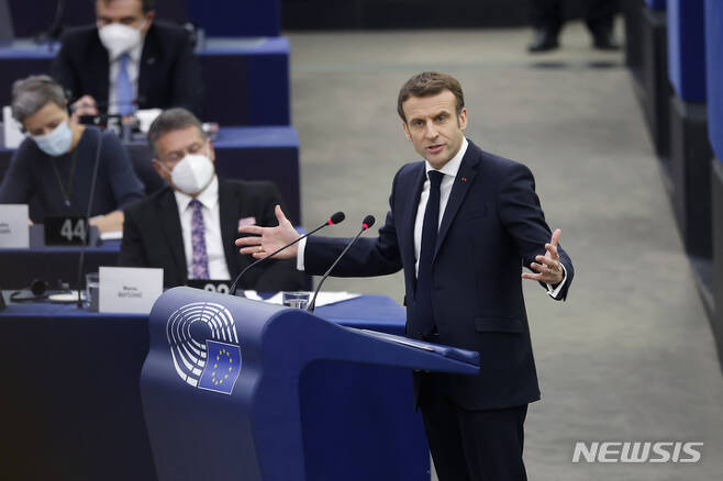 [스트라스부르(프랑스)=AP/뉴시스] 에마뉘엘 마크롱 프랑스 대통령이 19일 스트라스부르 유럽의회에서 연설하고 있다. 그는 "유럽은 자체적인 집단 안보 체제를 구축해야 한다”고 주장했다. 2022.01.19