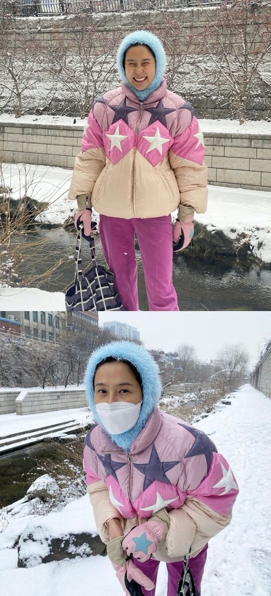 Broadcaster Kim Na-young enjoyed a snowy day.Kim Na-young posted several photos on his personal instagram on the 19th with an article entitled Snowy and over-hammed roast.Kim Na-young in the public photos is enjoying a good time in the plaza market and Cheonggyecheon.Kim Na-young has a unique fashion sense with colorful padding, purple pants and light blue bara clava on the strong cold, and it attracts attention because it has a bright smile as if it is dating.On the other hand, Kim Na-young recently appeared in JTBC entertainment Brave Solo Childcare - I raise it and released daily life with two sons.Recently, he has been congratulated and supported by many people by revealing that he is in love with singer-songwriter MY Q.Kim Na-young SNS