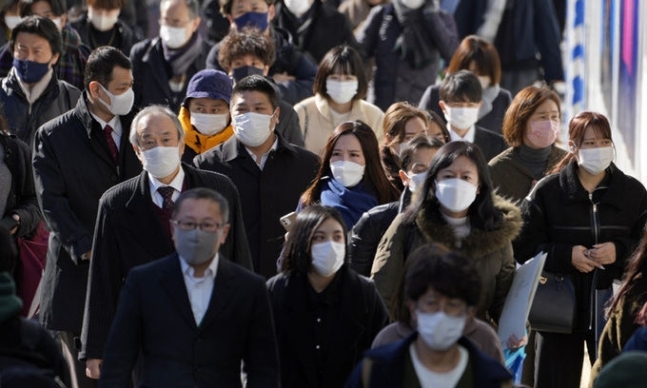 도쿄의 거리에서 사람들이 마스크를 쓰고 걸어다니고 있다. EPA연합뉴스