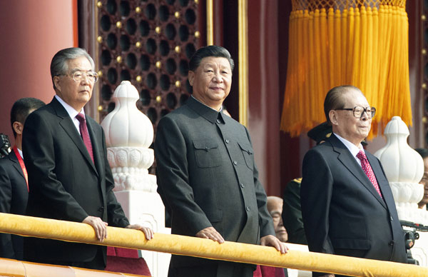 시진핑(가운데) 중국 공산당 총서기 겸 국가 주석이 후진타오(왼쪽), 장쩌민(오른쪽) 등과 2019년 10월 1일 베이징 톈안먼 문루에 올라 중화인민공화국 건국 70주년 열병식을 지켜보고 있다. 덩샤오핑 체제의 계승자들인 이들 3명이 함께 공식 석상에 등장한 것은 이날이 마지막이다. /AP연합뉴스