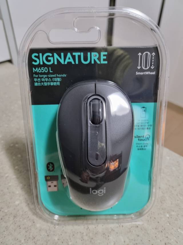로지텍 시그니처 M650 L. 로지 볼트 USB가 마우스 내부에 수납돼 있어 포장이 깔끔하다 /윤민혁 기자