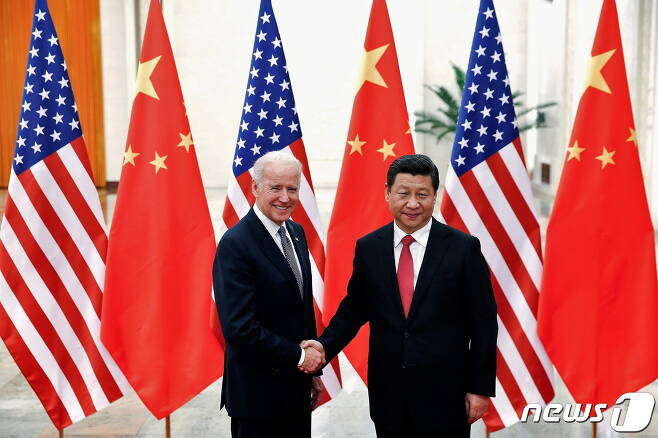 사진은 지난 2013년 베이징에서 조 바이든 당시 미국 부통령과 시진핑 중국 국가주석이 악수하는 모습. © 로이터=뉴스1 © News1 박재하 기자