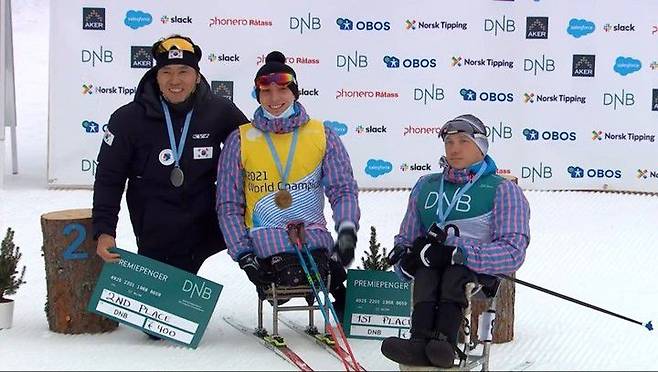 신의현(왼쪽)이 19일(현지 시각) 노르웨이 릴레함메르에서 열린 장애인 노르딕스키 세계선수권대회 크로스컨트리 스키 남자 좌식 18㎞에서 51분42초08로 2위를 차지했다. 대한장애인체육회