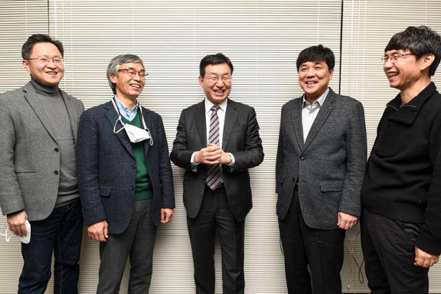 지난달 27일 오후 서울 중구 한국일보 본사 대회의실에서 열린 '대한민국 지속 가능 솔루션' 경제분과 3차 회의. 회의 시작 전 김상봉(한성대·왼쪽부터), 김동헌(고려대), 성태윤(연세대), 김진영(건국대), 박철성(한양대) 교수 등 분과위원들이 환담하고 있다. 한지은 인턴기자