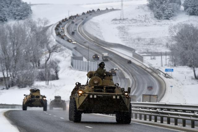 러시아군 장갑차들이 지난 18일 우크라이나 남부 크림반도의 고속도로를 따라 이동하고 있다. 크림반도=AP연합뉴스