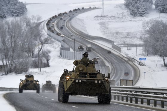 러시아 장갑차가 크림반도 고속도로를 따라 이동하고 있다. 러시아는 우크라이나 국경에 탱크와 중화기를 갖춘 10만명의 군대를 배치하고 군사적 긴장감을 고조시키고 있다. [AP=연합뉴스]