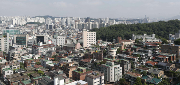 용도지역상 1·2종이 혼재돼 있는 방배15구역에 대해 서울시가 최고 25층까지 지을 수 있도록 규제를 완화했다. 사진은 방배15구역 전경. [매경DB]