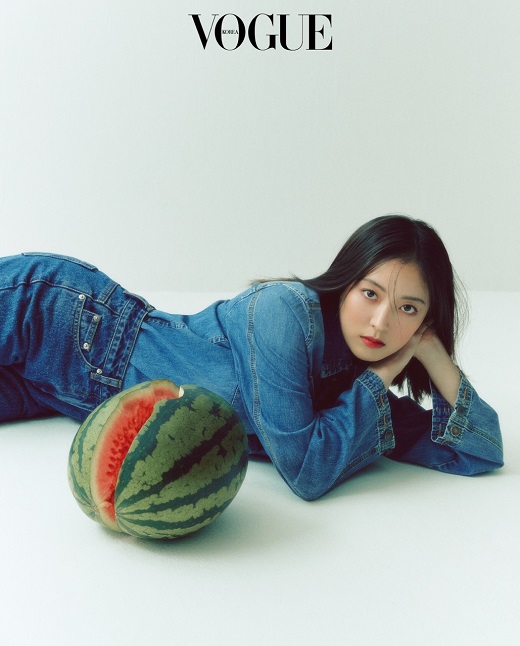 Actor Lee Se-young has released a picture full of fascinating charm and refreshingness.The photo, which was released in the February issue of fashion magazine Vogue Korea, was held under the theme of Clever & Clover.This picture, which is bold but full of Lee Se-youngs charm, captures Lee Se-youngs familiar and fresh appearance.Lee Se-young, who perfectly digested denim fashion that harmonizes with intense red lip, expressed both refreshing and dreamy feeling with various poses and expressions along with various objects.Lee Se-young said in an interview with the photo shoot on the day, I think I have been in charge of a lot of tough characters so far. No matter how good a character is played, it is meaningless without viewers or audiences.When you think about what people want to see, the person in the work is often subjective. It is fun to grow a person.In the end, I think I want to play the person I want to see. In addition, the question about Engine of Youth, which continues to work as an actor, said, I like it and I want to do better and I think of fans.Lee Se-young said, I do not have a lot of fans, but I think its like a family. I love each other, I feel sad and salty.I have a fan, so I have a sense of responsibility to be stronger and better. The acting seems to break The Quest, not the end of the climb somewhere, but the Quest, which performs the mission one by one.The phrase failure is the father of success is very close. I like to work and I want to do well, but I think I will fail.But it will be a process, he said, expressing his sincere affection and affection for acting.Lee Se-young recently caught both the audience rating and the topical rabbit, and the highest audience rating 17.MBC gilt drama Red End of Clothes Retail, which ended with 4%, played the role of a courtier, Sung Duk Lim, who wants to live a subjective life.Lee Se-young, who has obtained modifiers such as State Queen and Secret Historical Award with delicate acting ability to express emotions with stable vocalization, pronunciation and eyes, has also achieved a syndrome of being the number one player for the sixth consecutive week in the drama cast topic.In addition, he won the Best Actor Award and Best Couple Award at the 2021 MBC Acting Grand Prize and was named the second prize.More pictures and interviews by Lee Se-young can be found in the February issue of Vogue Korea.