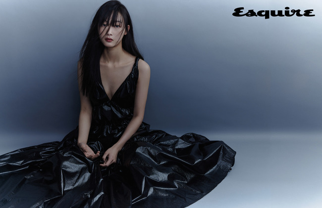 Actor Lee Yoo-Mi pictorial has been released.Actor Lee Yoo-Mi, who showed remarkable performances through Netflix OLizzyn Squid Game, movie Park Hwa Young and I do not know adults, took pictures and interviews with the February issue of Esquire, a mens fashion and lifestyle magazine.Lee Yoo-Mi at the shooting scene of the picture showed a chic yet mysterious charm by digesting various styles of costumes such as dresses and suits.In an interview after filming, Lee Yoo-Mi talked about the awareness with Instagram Followers, which has exploded since the Squid Game.I was happy to hear the good news, but on the other hand I was stunned, Lee Yoo-Mi said. It was an amazing year in a good sense, and it is still amazing.Lee Yoo-Mi has played a role as a many girls in the past, including Ji Young of Squid Game, Sejin of I do not know adults, and Selin of MBC 365: One Year Against Fate.When asked if there was any concern about the character being hardened, Lee Yoo-Mi said, I can not say that it is completely not, but thought, I will be a better actor in the future, and I will be able to change it soon, no matter what role it is hardened.I was able to do my best to play any role, he said.Lee Yoo-Mi played the role of Nayeon in the Netflix OLizzyn My School Now, which is scheduled to be released.Lee Yoo-Mi said, It seems to be the least rolling of the characters I have ever played, he said, but said, I understand Nayeons mind, although it is a vilon.After its been released, I hope viewers will understand Nayeons mind, he said.I made my debut at a young age, but it took quite a long time to get the same awareness now.When asked what power it had to hold on to that time, Lee Yoo-Mi replied, It was possible because acting is really fun.Lee Yoo-Mi said, When you draw a world of a person as a branch stretches out, a lot of stories are poured out.It may sound like an obvious answer, but its really fun, and Ive been having fun and I think itll be fun, he said.Lee Yoo-Mi has appeared in a variety of works, but said there are still many genres that she wants to do Top Model.Lee Yoo-Mi said, It is good to have a bad romance and an action that includes a hero. I like funny sitcoms and B-class comedy without context, so if I have a chance, I want to do Top Model.There are too many roles I have not done yet, and there are too many genres I want to do. 