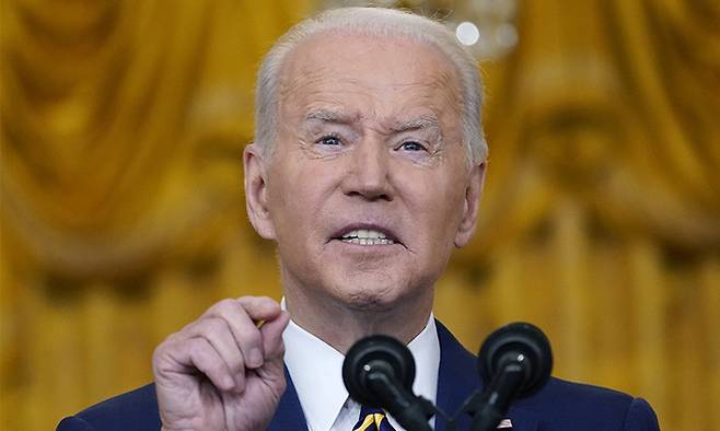 19일(현지시간) 조 바이든 미국 대통령이 워싱턴 백악관 이스트룸에서 기자회견을 열고 “러시아의 우크라이나 침공은 러시아에 재앙이 될 것”이라고 경고하고 있다. 워싱턴=AP뉴시스