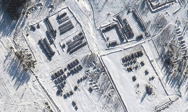맥사 테크놀로지스가 제공한 위성사진에 지난 19일(현지시간) 러시아 보로네시 포고노보 훈련장에 러시아군 차량이 집결해 있다. 보로네시=AP뉴시스