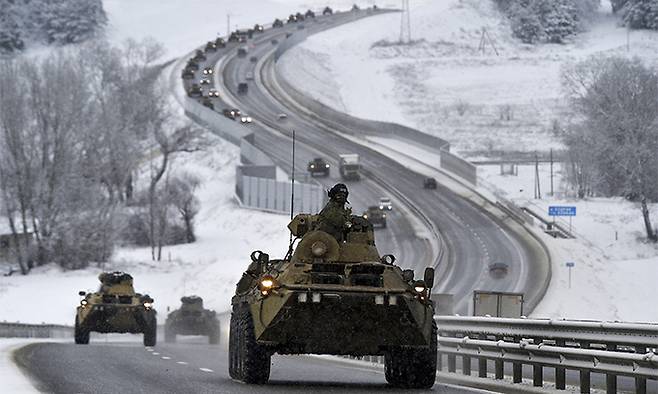 지난 18일(현지시간) 러시아군 장갑차들이 크림반도의 한 고속도로를 따라 이동하고 있다. 크림=AP연합뉴스