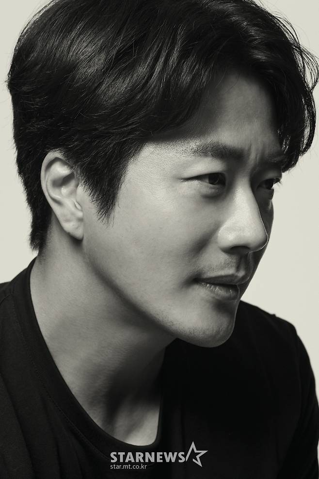 영화 '해적: 도깨비 깃발'(감독 김정훈)의 주연배우 강하늘이 18일 오전 진행된 인터뷰를 위해 포즈를 취하고 있다. 흔적도 없이 사라진 왕실 보물의 주인이 되기 위해 바다로 모인 해적들의 스펙터클한 모험을 그린 영화 '해적: 도깨비 깃발'은 오는 26일 개봉된다. /사진제공=티에이치컴퍼니 2022.01.18 /사진=이동훈 기자 photoguy@